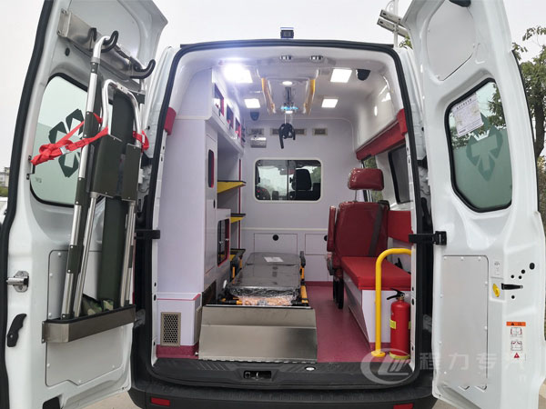 福特新全顺V362中轴监护型救护车